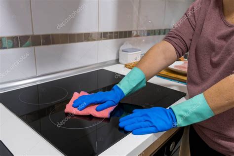 Limpieza De La Mesa En La Casa Desinfectar La Superficie De La Mesa De