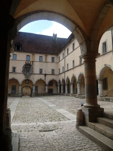 Ancien couvent des Ursulines à POLIGNY dans le Jura Jura Tourisme