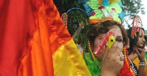 Fotos Parada Gay Na Ndia Atrai Centenas Uol Not Cias