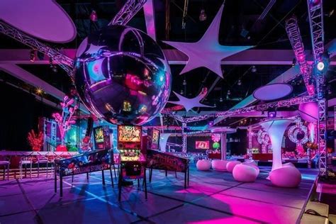 Pin By 정소연 On Flash On Tt In 2022 Arcade Room Arcade Nightclub Design