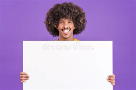 Hombre Africano Sonriente Sostiene Un Panel En Blanco Foto De Archivo