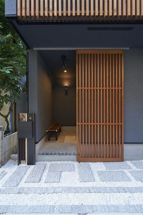 Dark Exterior Warm Wood Screen Entrywaygenkan With Bench【2024