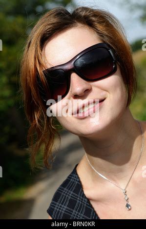 Neunzehn Jahre alte Mädchen trägt einen Bikini im Saunabereich Blick in Kamera