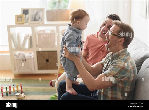 Gay couple with baby Banque de photographies et dimages à haute résolution Alamy