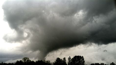 At Least 1 Dead 2 Injured As Ferocious Tornado Rips Through Minnesota Countryside Videos — Rt