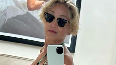 À ans Sharon Stone en met plein la vue en révélant son corps de plage dans un bikini vert