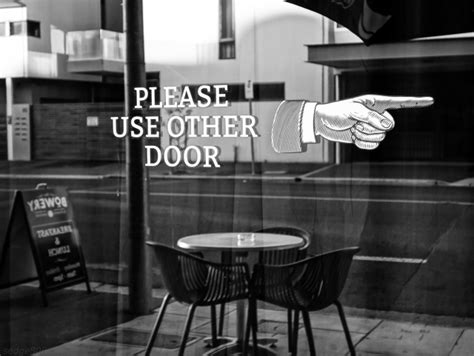 use other door – Noir