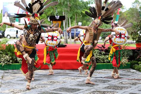 23 Gambar Tari Dayak