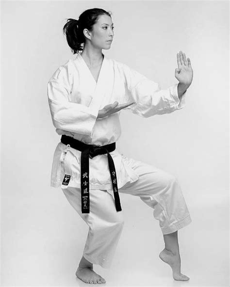 Pin By Dayana Azañon On Poses Martial Arts Women Female Martial Artists Martial Arts Girl