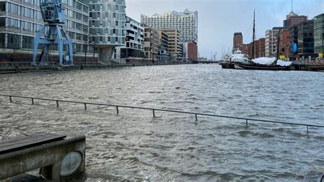 Sturm Antonia Sorgt F R Hochwasser In Der Hafencity Ndr De