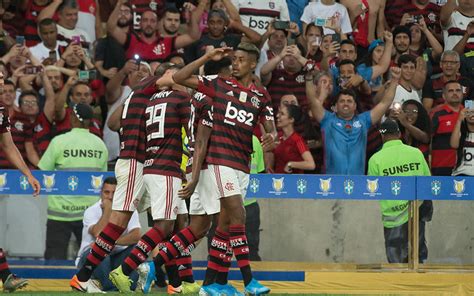 Bruno Henrique Faz Hat Trick E Flamengo Goleia O Cear Antes De Festa