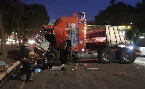 Volcadura de tráiler provoca cierre de carriles centrales en la calzada