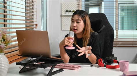 Premium Photo Asian Female Podcaster Wearing Headphone Recording