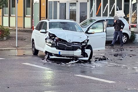 Kreuzungs Crash In Chemnitz Vw Kracht Mit Skoda Zusammen