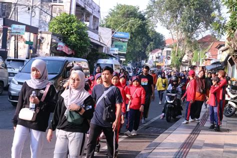 Gebyar Hari Pendidikan Peserta Meriahkan Jalan Sehat Smp Yimi