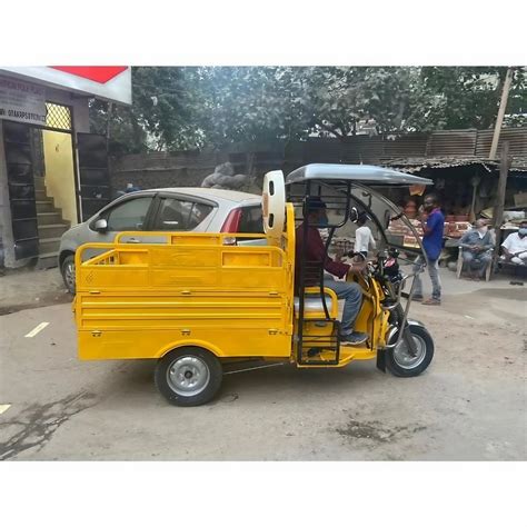 Yellow E Rickshaw Loader Maximum Run Per Charge Km Loading