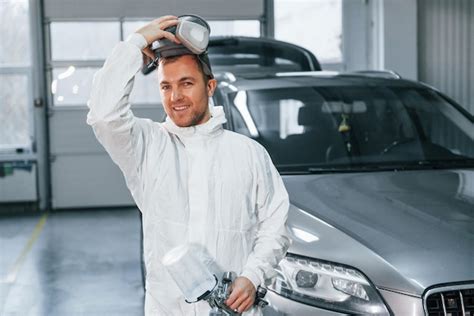 El Trabajo Est Hecho El Hombre En Uniforme Est Trabajando En El