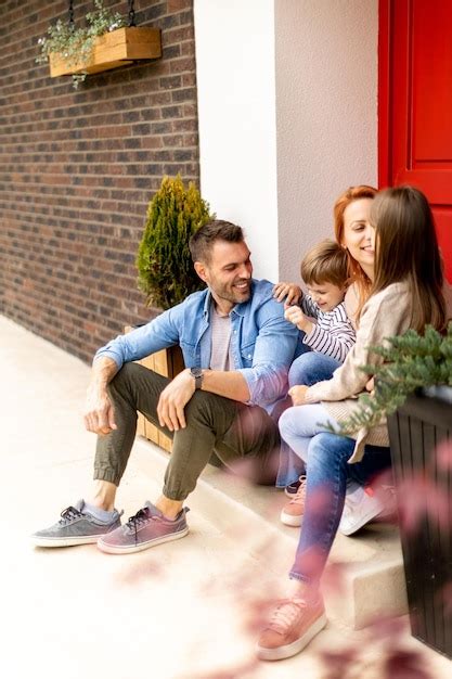 Famille avec une mère père fils et fille assis dehors sur les marches d