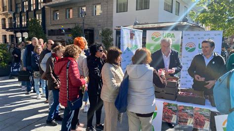 Reparten Fresas Gratis En Valladolid Para Pedir A La Ciudadan A Que