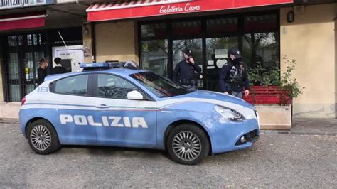 Reggio Emilia Gelataia Ruba Le Chiavi Dell Auto Del Rapinatore E Lo Fa