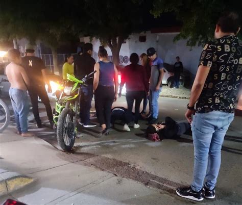 Vehículo arrolla a pareja de jóvenes motociclistas Seguridad