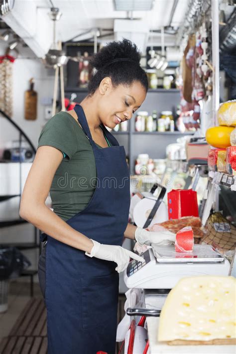 Porc Heureux De Holding Cute Guinea De Vendeuse Au Magasin Photo Stock