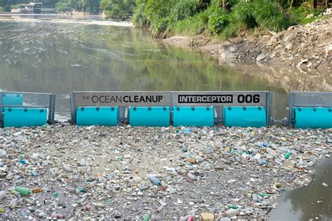 La Barricada Interceptor Instalada Por The Ocean Cleanup En Guatemala