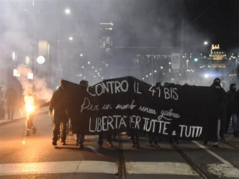 Milano Anarchici In Corteo Per Alfredo Cospito Cameraman Ferito Alla