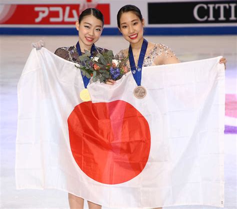 ＜四大陸選手権女子フリー＞カメラマンの注文に答え笑顔の優勝・紀平梨花、3位・三原舞依＝左から（撮影・長久保 豊） ― スポニチ