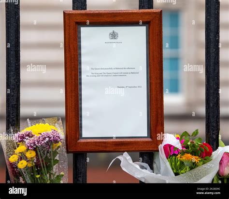 London Uk September 9th 2022 A Notice On The Gates Of Buckingham