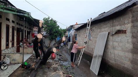 Jumlah Rumah Rusak Akibat Puting Beliung Di Bekasi Bertambah Jadi 340