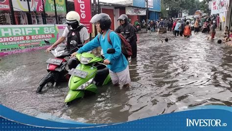 Perbatasan Tangerang Jakbar Banjir Pengendara Motor Gunakan Jasa Gerobak