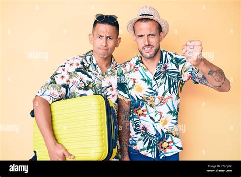 Jeune Gay Couple De Deux Hommes Tenant Une Valise En Vacances D T Agac Et Frustr Criant Avec