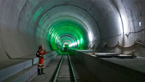 Der längste Tunnel der Welt Durchstich am Gotthard Basistunnel n tv de