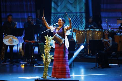 LILA DOWNS cumple uno de sus sueños desde el Palacio de Bellas Artes