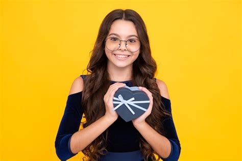 Rosto feliz emoções positivas e sorridentes de menina adolescente