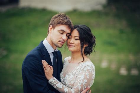 Pares Felices De Los Recienes Casados Que Se Besan En La Puesta Del Sol