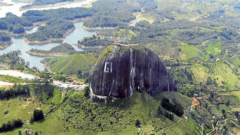 Guatapé In Kolumbien Eine Landschaft Aus Wasser Und Stein