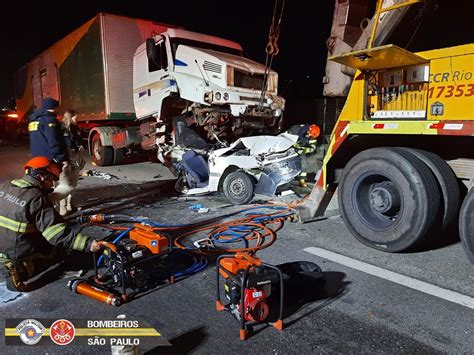 Motorista Fica Ferido Ap S Carro Ser Prensado Entre Caminh Es Na Dutra