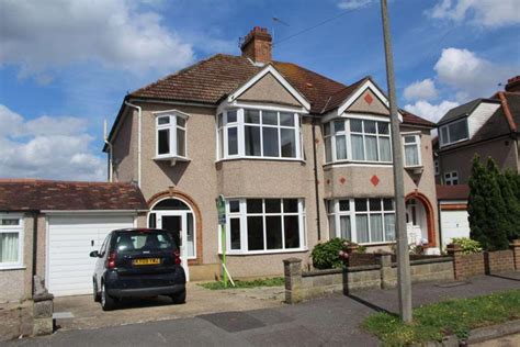 Hill Crescent Worcester Park 3 Bed Semi Detached House £2 500 Pcm £