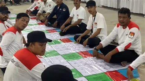 Sortir Dan Lipat Surat Suara KPU Kabupaten Bogor Rekrut 1 200 Tenaga