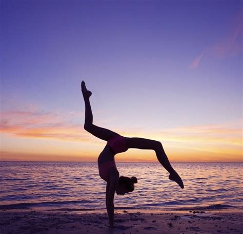 Follow Sjanaelise On Instagram Beach Gymnastics Sunset Pictures