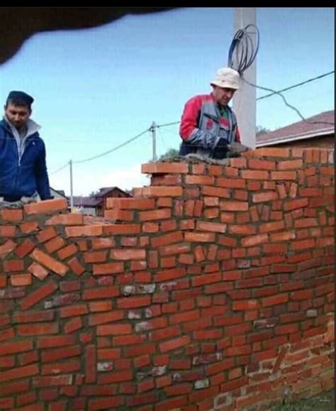 10 Potret Kerja Sama Kuli Bangunan Kompak Sekaligus Kocak