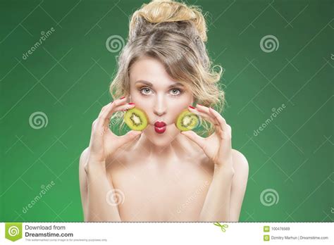 Kiwi Fruit Series Engraçado Nude Engraçado Sensual Making Faces Modelo
