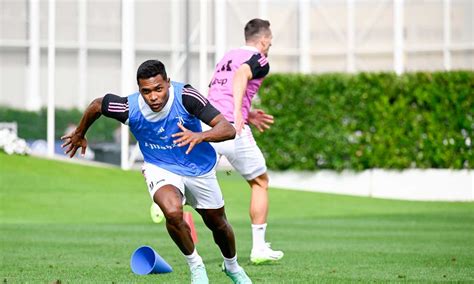 Mercato Juve Alex Sandro Ai Saluti Due Nomi Per Sostituirlo