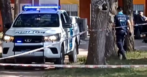 Mar De Ajó En Una Plaza Céntrica Encuentran Un Joven Sin Vida