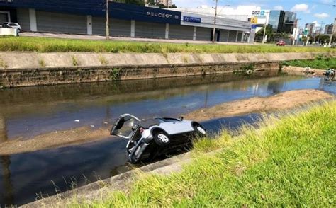 Criminosos Roubam Carro E Caem No Arroio Dilúvio Em Porto Alegre