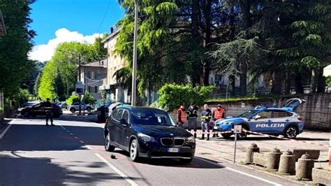 Bambino Investito Da Un Auto Mentre Attraversa La Strada