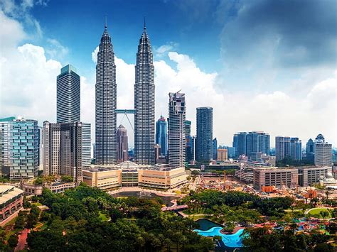 Online crop | HD wallpaper: Petronas Towers, Kuala Lumpur, Malaysia ...