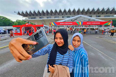 Foto Antusiasme Pencinta Badminton Nonton Indonesia Masters